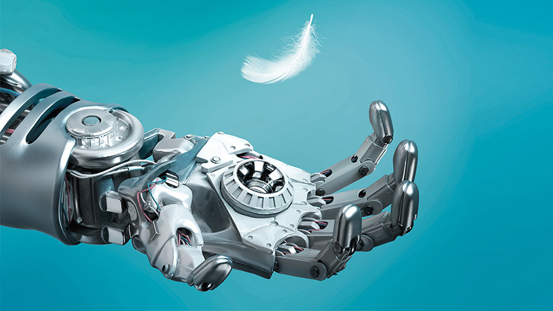 Metapher für das Thema «Chancen packen»: Eine Roboterhand versucht, eine Gänsefeder zu fangen, die langsam nach unten schwebt. © GettyImages