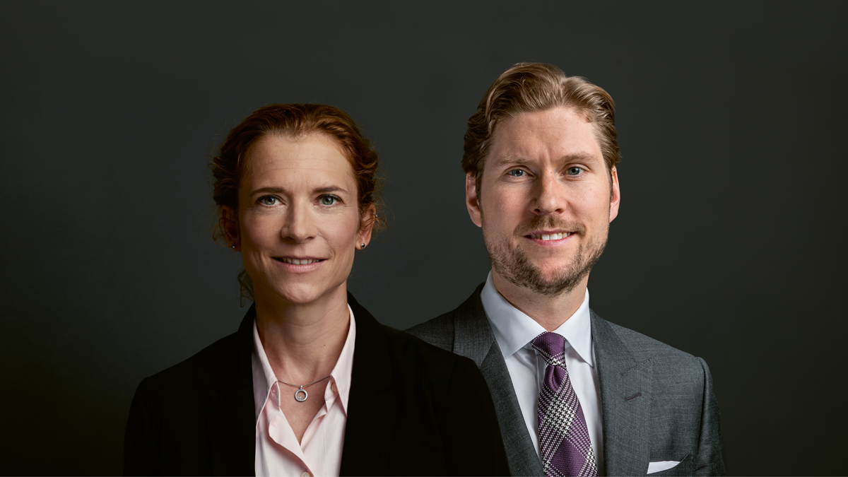 Sie sehen die Porträtaufnahme der zwei amtierenden Verwaltungsräte aus der Vontobel-Familie: Dr. Maja Baumann, Enkelin von Hans Vontobel, und sein Grossneffe Björn Wettergren.