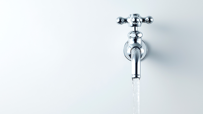 L'eau comme thème d'investissement: un robinet d'eau qui coule sans surveillance illustre l'augmentation de la consommation d'eau dans le monde