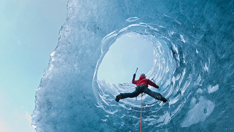 Investment Outlook 2023: ein Eiskletterer meistert eine steile Passage. Auch der Marktausblick 2023 lässt Herausforderungen erwarten