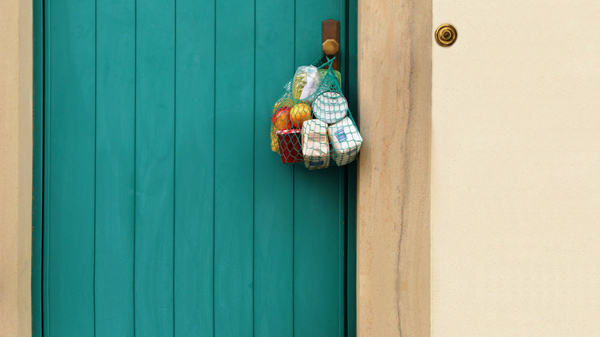 Ein Bild, das in Corona-Zeiten fast schon Alltag ist: Am Knauf der Haustüre hängt ein Einkaufsnetz mit Obst und Salat vom Bauern aus der Region.