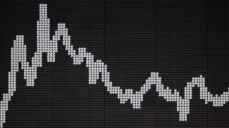 Trend line with highs and lows (illustrative): Volatility all too often unsettles investors—yet it could also be a case for structured products