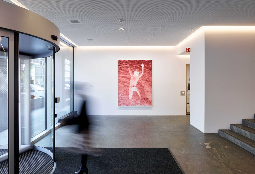 View into the lobby of a Vontobel building in Zurich. In the background one can see the art work «X», 2017 by Viviane Sassen. / © Viviane Sassen / Photo: Dirk Weiss