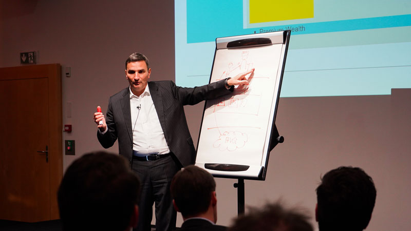 Christian Gmünder, COO Vontobel Wealth Management zeigt während Präsentation auf Flipchart