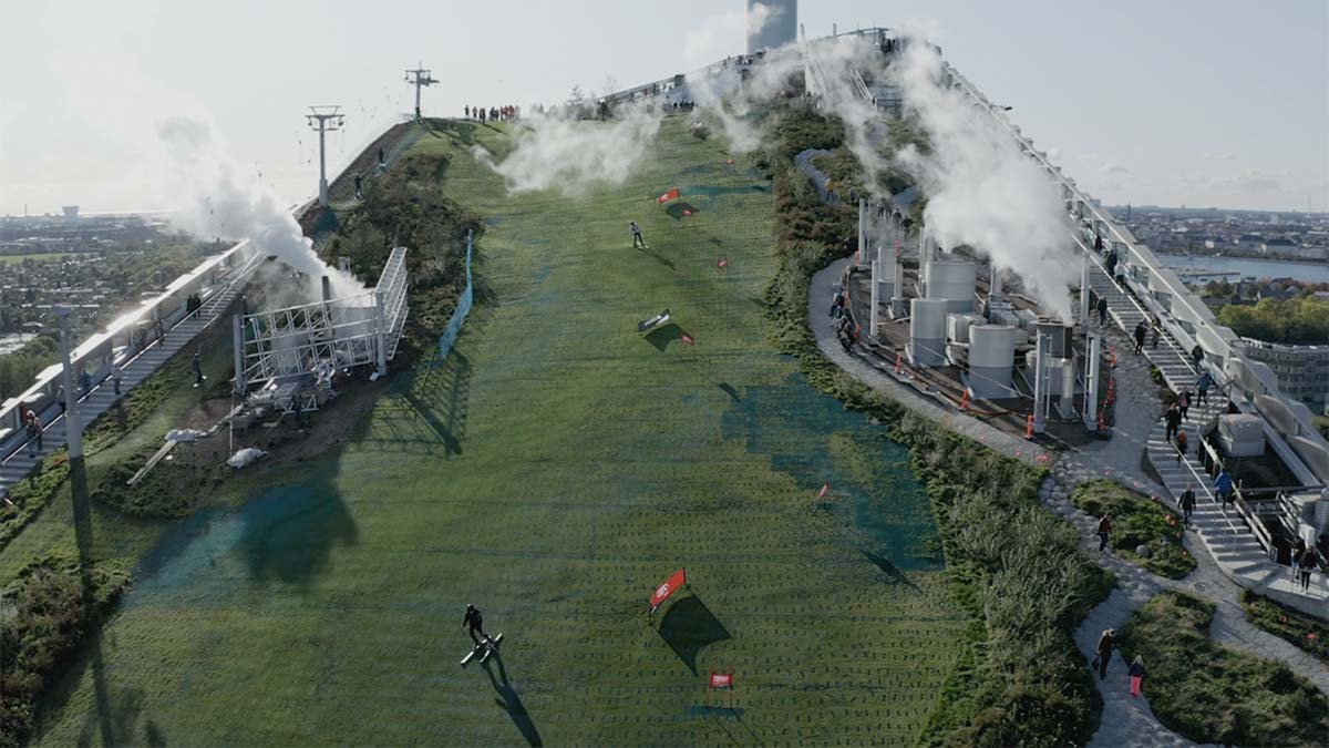 Blick auf den «CopenHill» mit seinem Skilift und der breiten, grünen Piste